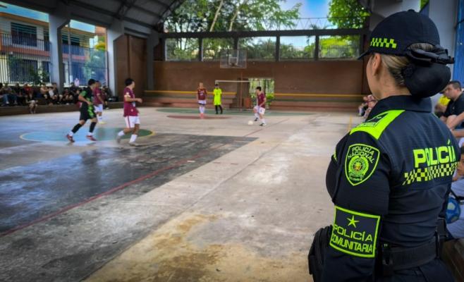 Desarrollo de un partido de futbol, durante la inauguración del torneo por una vida sana.