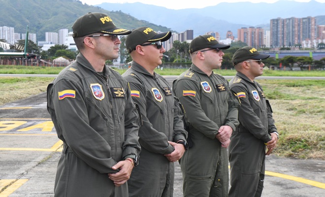 Hombres policías que conforman la tripulación del halcón