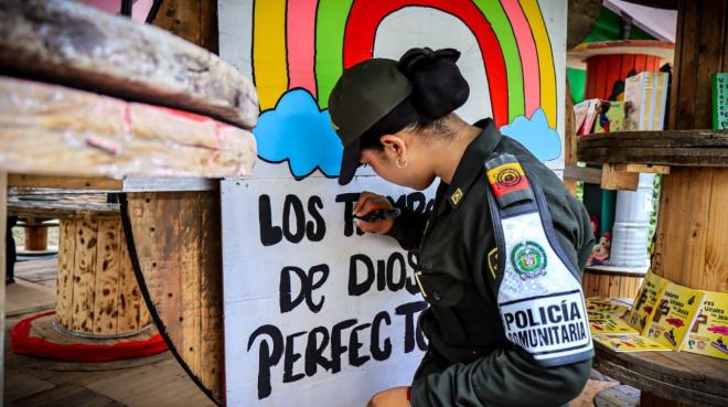Auxiliar de Polic&iacute;a pintando un mural en el aula ambiental El Arca.