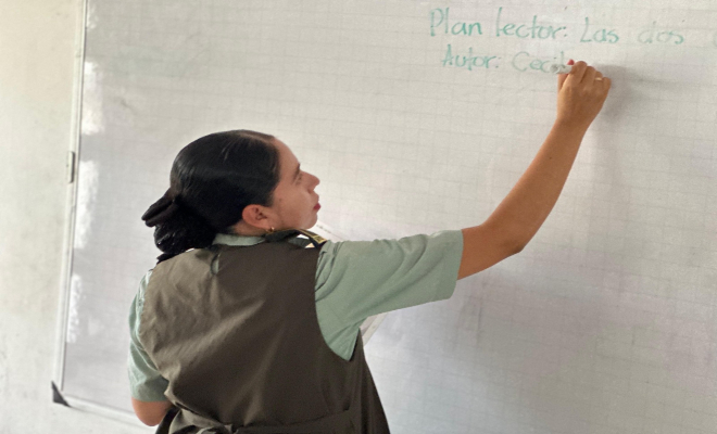 Yina camina con paso suave pero decidido por los pasillos del colegio Nuestra Señora de Fátima