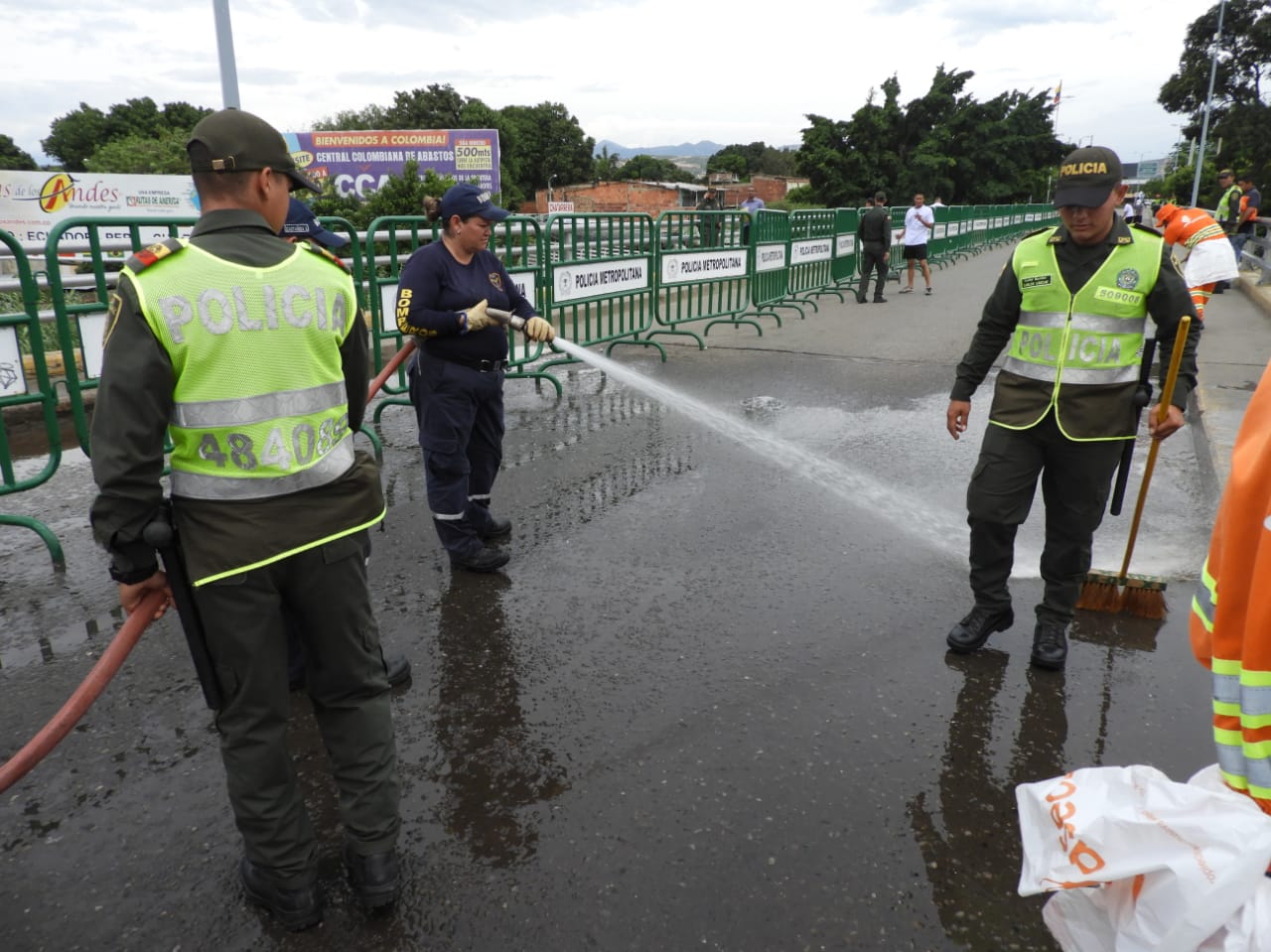 jornada-masiva-de-embellecimiento-y-lavado-fue-realizada-en-el-puente-internacional-simón-bolívar 
