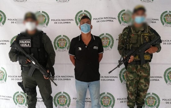 1 persona capturada-policías custodiando