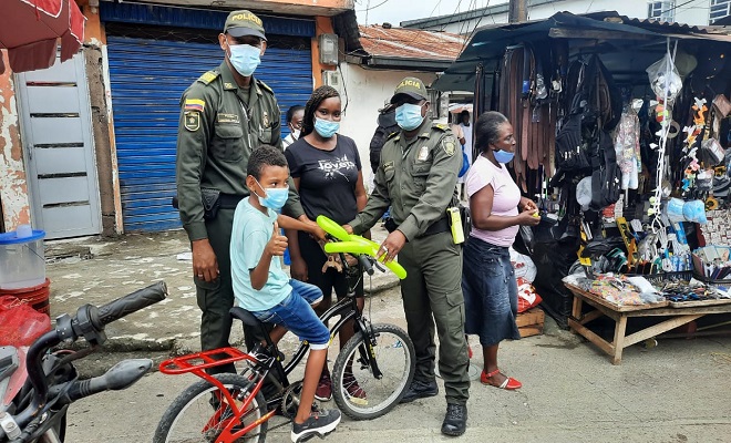 A Sofía y Santiago les regalamos bicicletas y cumplimos sus sueños.