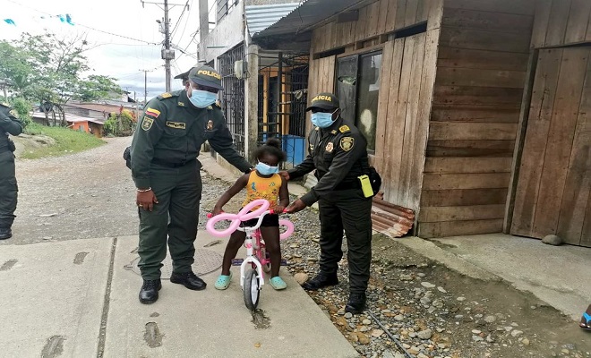 A Sofía y Santiago les regalamos bicicletas y cumplimos sus sueños.
