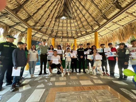 Policía graduando estudiantes