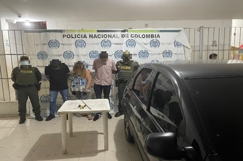Tres personas capturadas-policías custodiando