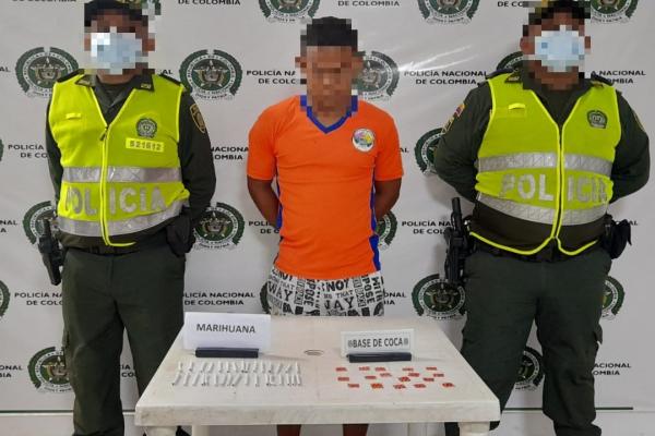 una persona capturada-policías custodiando-alucinógenos incautados