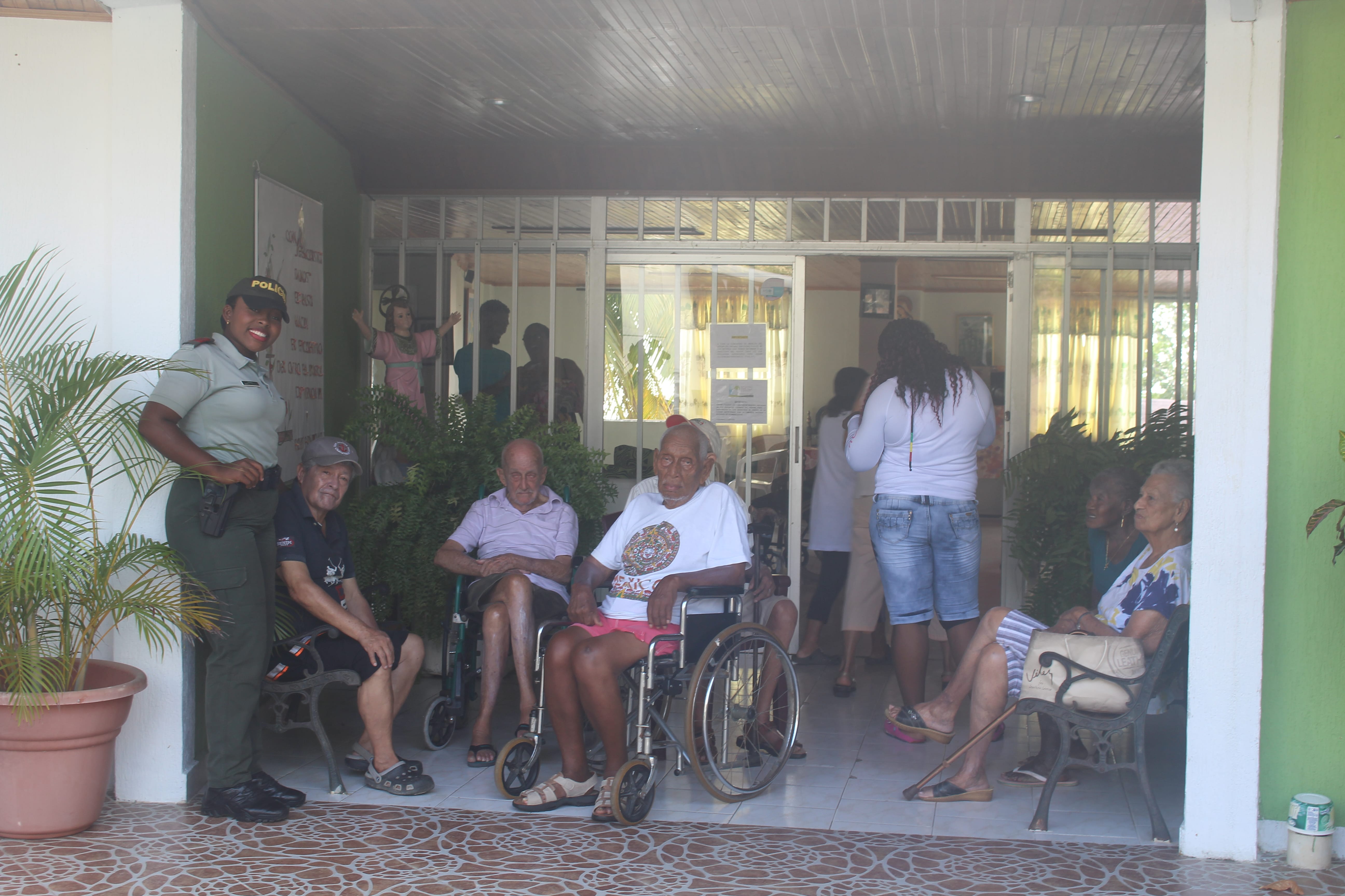 Abuelitos del ancianato ‘San Pedro Claver’ disfrutaron un día de playa con la Policía Nacional