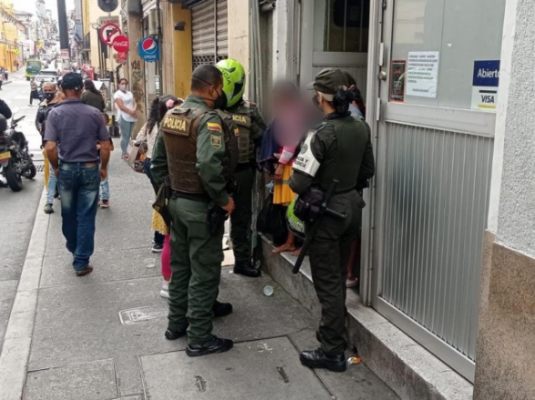 Policías dando recomendaciones 
