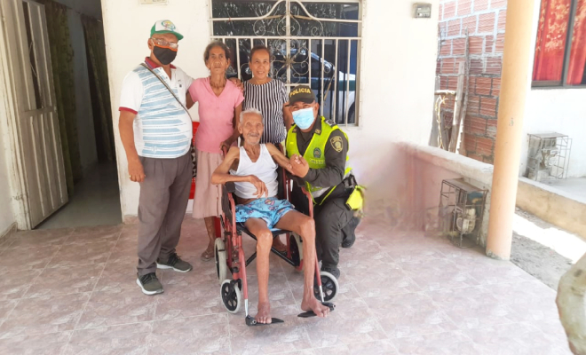 El Patrullero Eraldis Salas Rodríguez, siempre está dispuesto a ayudar a las familias vulnerables en la zona bananera