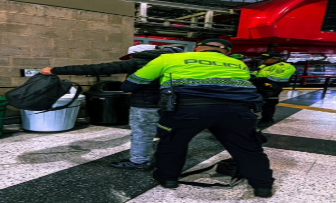 Uniformado realiza un registro a un usuario en el sector de Transmicable