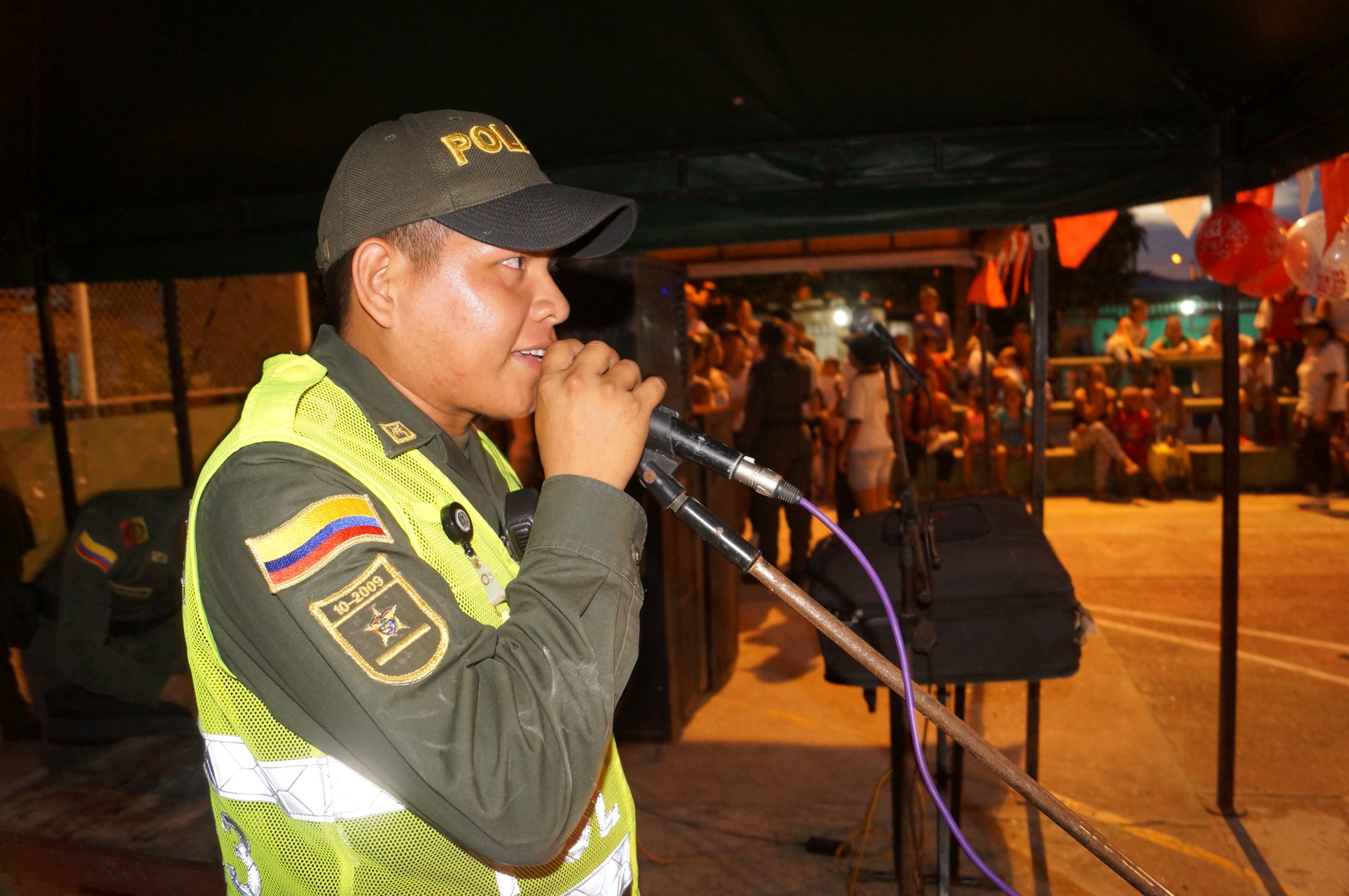 Policía de prevención y líderes comunitarios  Llevaron alegría a las madres y sus hijos.