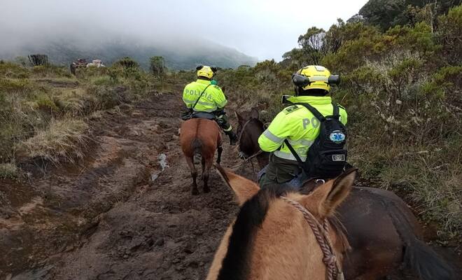 A caballo de la mano con los campesinos, por caminos de herradura, llegó a las veredas más cercanas al volcán nevado del Ruíz