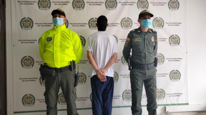 persona aprehendida-policías custodiando