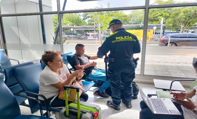 Policías de la estación de Policía Aeropuerto, realiza campañas a viajeros para la prevención de delitos