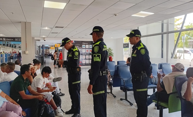La Policía intensificó los controles en los alrededores del aeropuerto para prevenir delitos y fortalecer la seguridad.