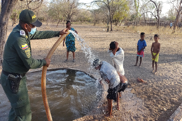 Policías suministran agua potable a las comunidades indígenas