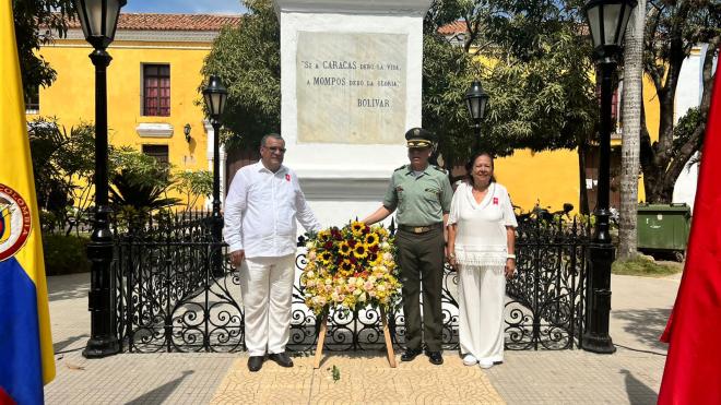 Alcalde y comandante de la Estación de Policía de Mompox con la ofrenda floral
