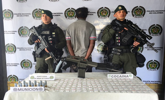 La Polic&iacute;a Nacional incaut&oacute; una escopeta italiana, munici&oacute;n y coca&iacute;na durante un patrullaje del Grupo de Operaciones Especiales.