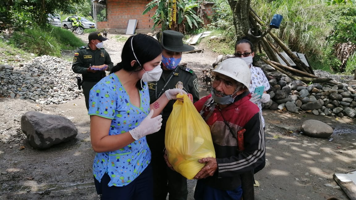En conjunto con La fundación SOS Huellitas, llevamos comida para sus animales y un mercado para su sustento.