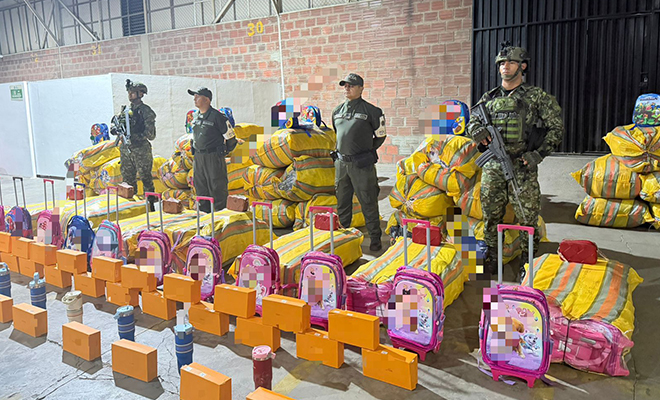 Dos polic&iacute;as y dos soldados custodiando mercanc&iacute;a de contrabando