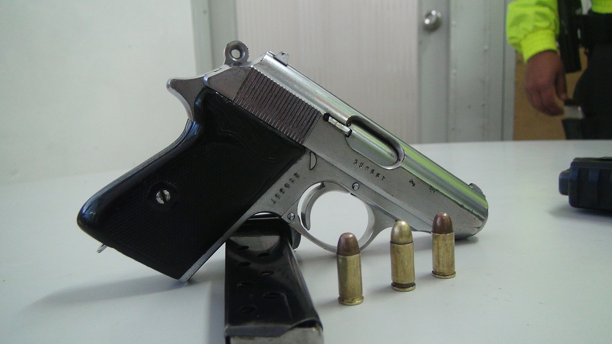 El hombre fue puesto a disposición de la Fiscalía General de la Nación, mientras que la adolescente fue presentada ante el Sistema de Responsabilidad Penal para Adolescentes.