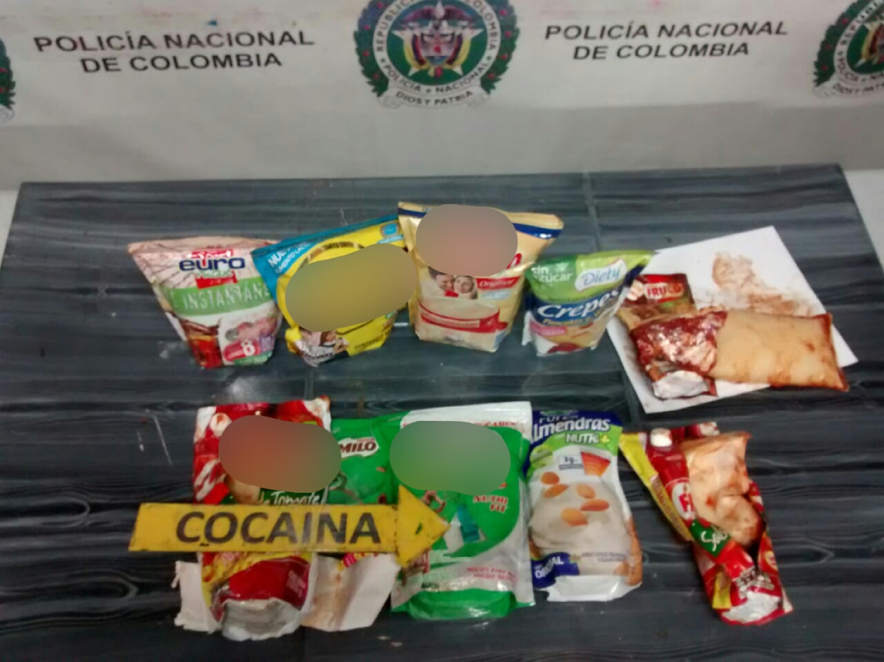 Ama-de-casa-capturada-en-el-aeropuerto-llevando-salsa-de-tomate-con-cocaína