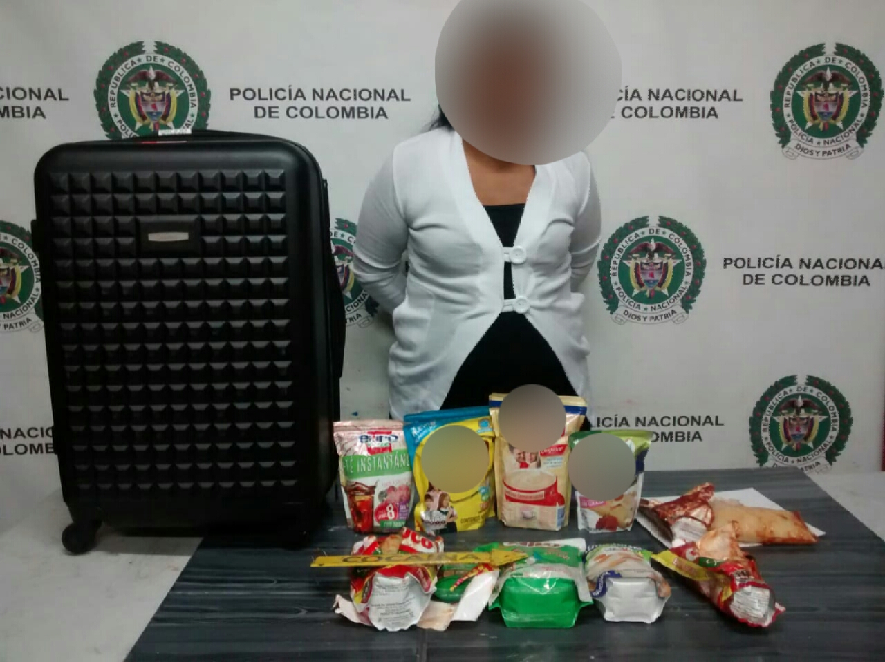 Ama-de-casa-capturada-en-el-aeropuerto-llevando-salsa-de-tomate-con-cocaína