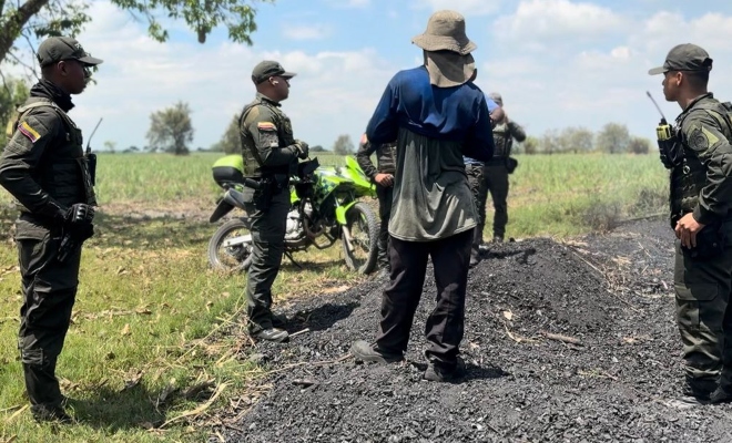 La Policía Nacional capturó en flagrancia a tres hombres e incautó maquinaria especializada para la explotación de yacimientos