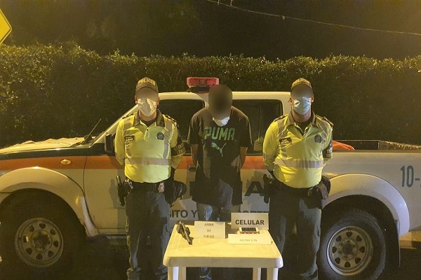 Encaletado en un tarro con aceite se halló un arma de fuego 