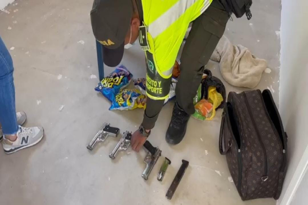 Sorprenden a una femenina transportando tres pistolas dentro de un bus de servicio interdepartamental 