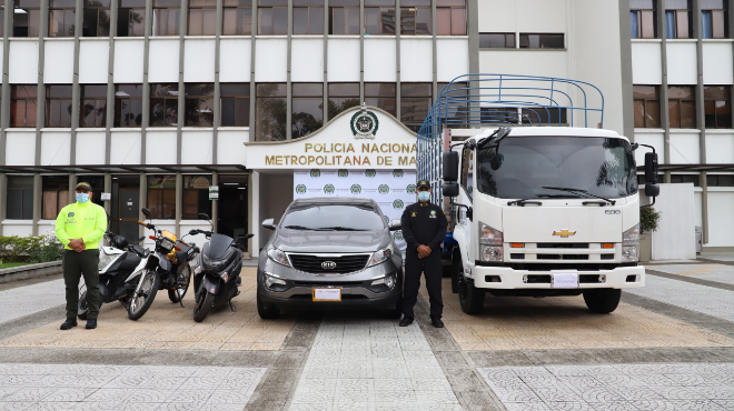 Vehículos recuperados- policías custodiando