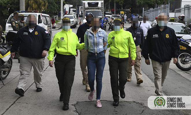 autoridades trasladan a mujer capturada por pornografia