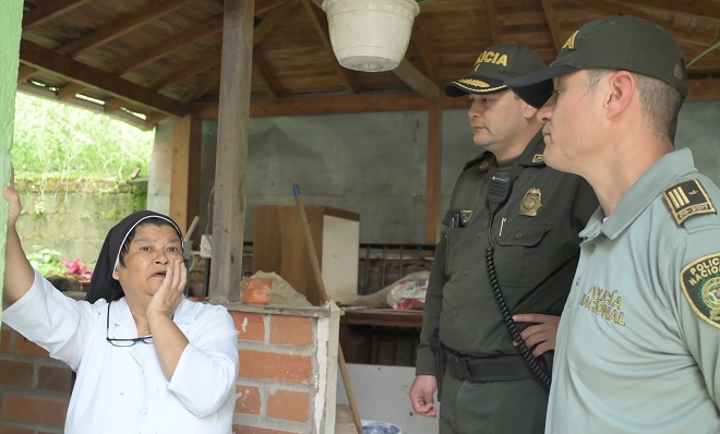Policías hablan con madre de hogar de paso que se ayudó con material para la construcción