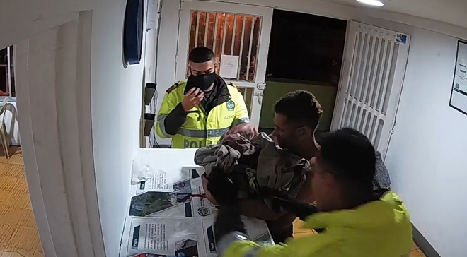 En oportuna reacción del personal del CAI Fátima y siguiendo instrucciones de la central de radio, salvan la vida de una bebe de