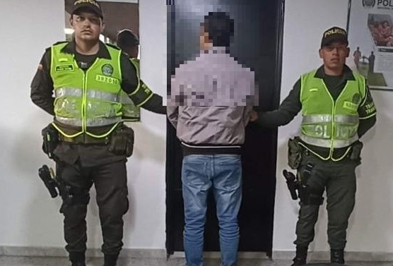 Persona capturada-policías custodiando 