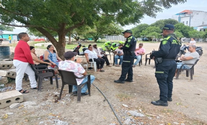Policía comunitaria realizando campañas de prevención