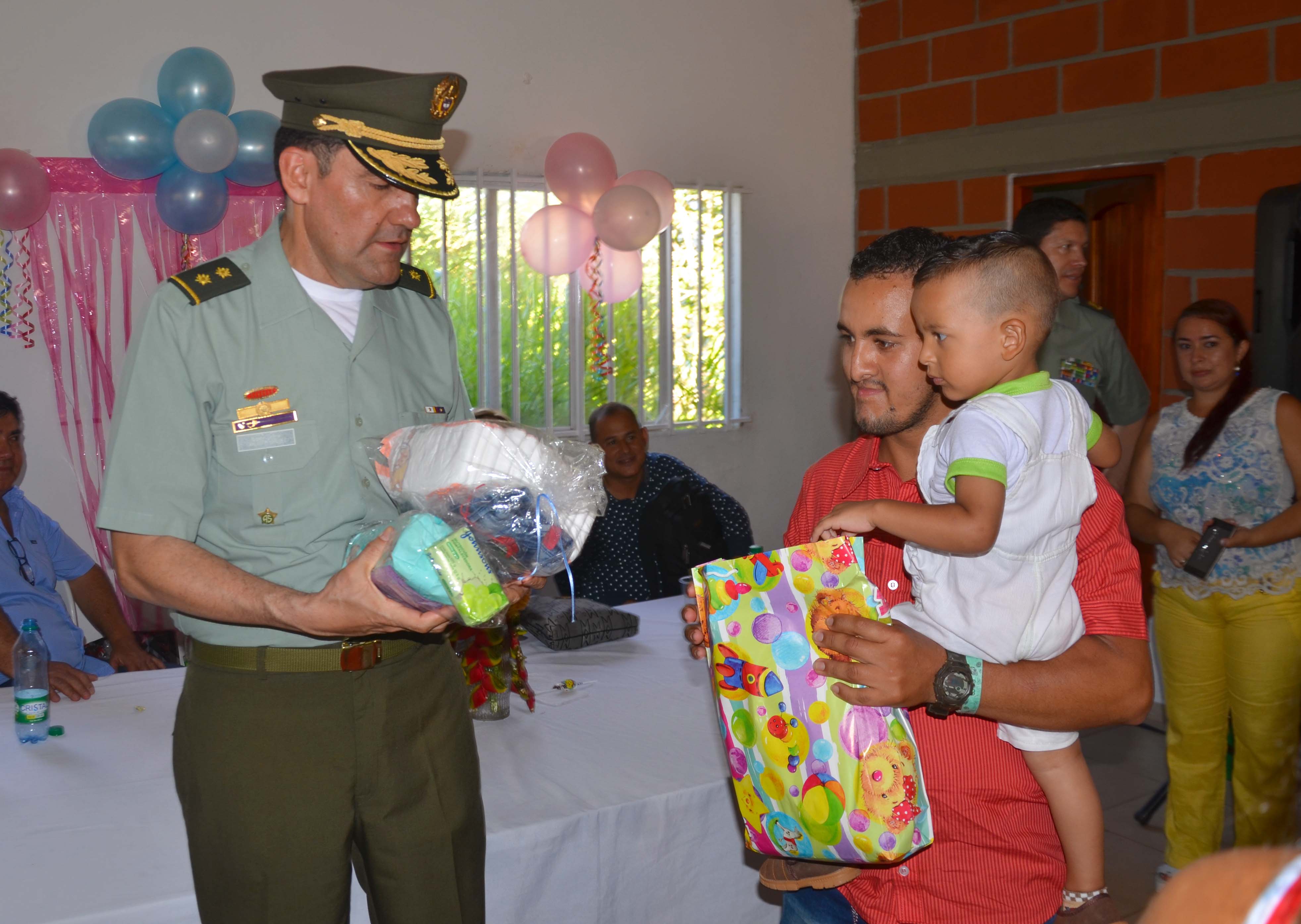 Tras-varias-semanas-de-haber-evacuado-de-puerto-Valdivia-los-niños-reciben-el-sacramento-