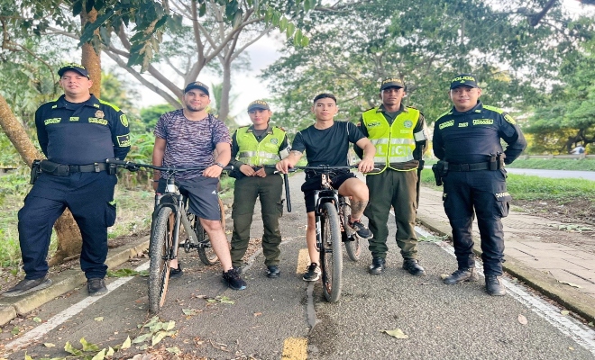 Policia comunitaria junto a ciclistas 