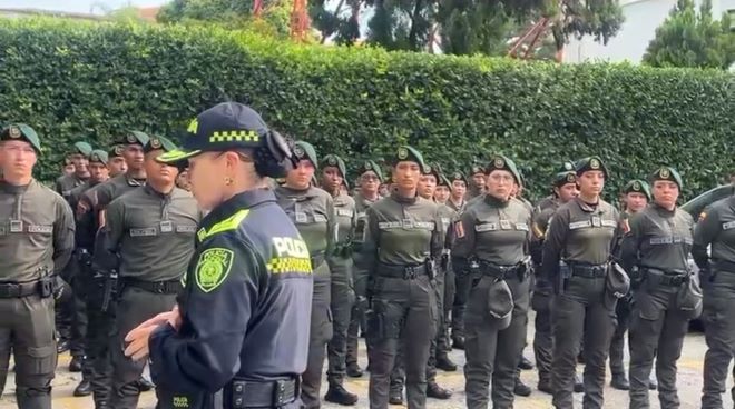 Brigadier General formando el personal de policía