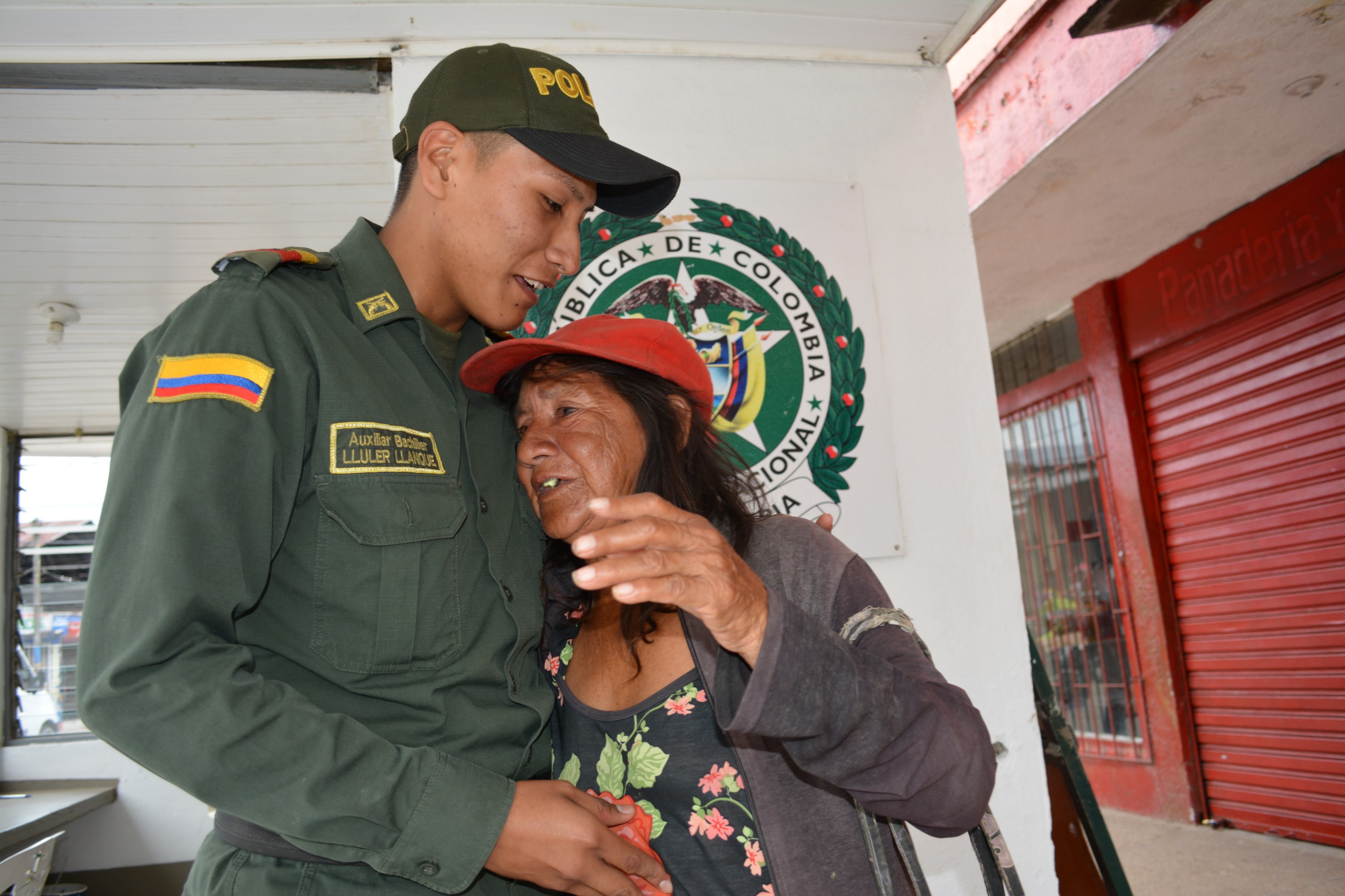 Auxiliar de policía recupera bolso 