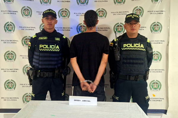 Dos polic&iacute;as con un capturado 