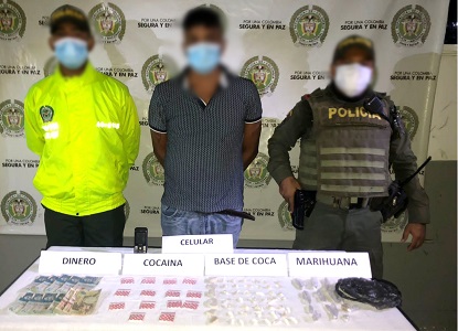 Una persona capturada-policías custodiando-alucinógenos