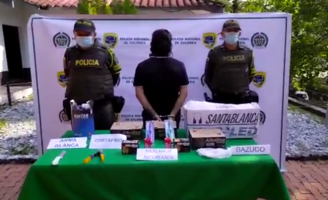 persona capturada-policías custodiando