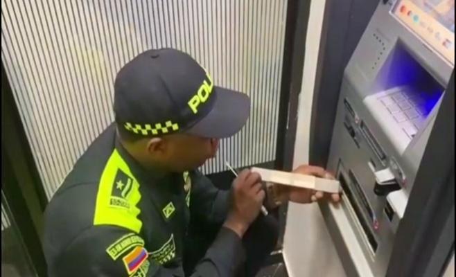 policía verificó cajero que había sido alterado