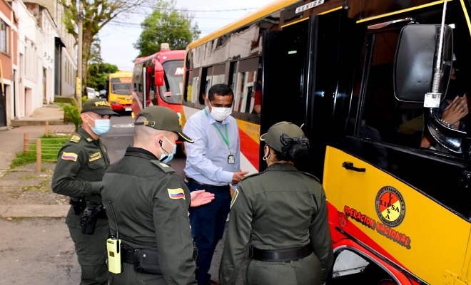 Teniendo en cuenta las denuncias allegadas por parte de la comunidad donde se ha venido presentando algunos hurtos en el transporte público que cubre la ruta Pereira – Santa Rosa de Cabal, la Secretaria de Gobierno Departamental, Secretaria de Gobierno del Municipio de Santa Rosa de Cabal y la Policía Nacional inició una serie de acompañamientos a estos vehículos para finiquitar este flagelo en estos medios de transporte.  El día de ayer se dio inicio a esta actividad de acompañamiento. Desde el sector de s