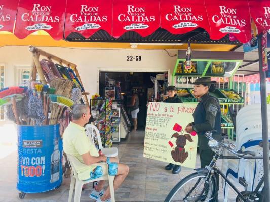  Por ningún motivo permita que los menores de edad y personas en estado de embriaguez manipulen pólvora