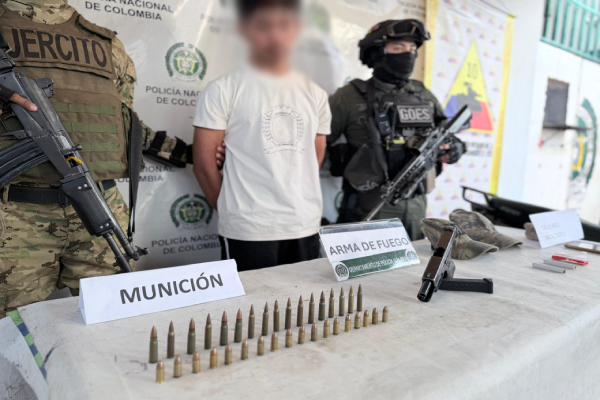 Un Polic&iacute;a, un soldado de ejercito, Un capturado y elementos incautados