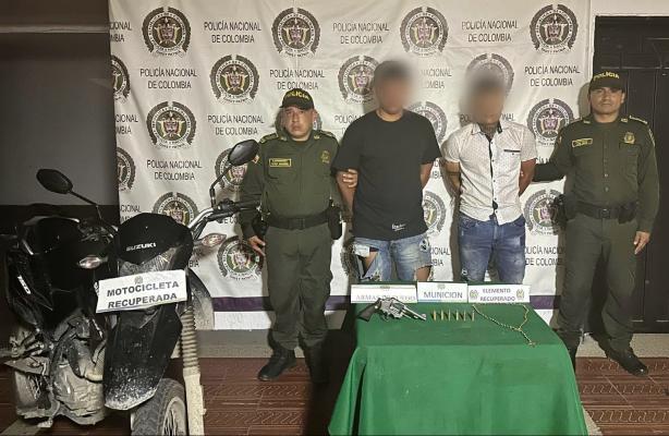 Se movilizaban en una motocicleta hurtada, uno de los capturados tiene una orden captura vigente por homicidio