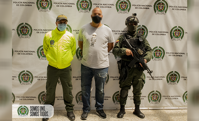 Policías custodian al principal cabecilla del grupo criminal 'la terraza' capturado en Medellín